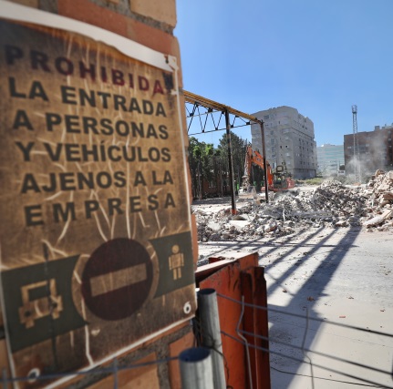 El inicio del derribo antiguas cocheras del Zaid�n desblquea la construcci�n de viviendas y un equipamiento p�blico en la zona